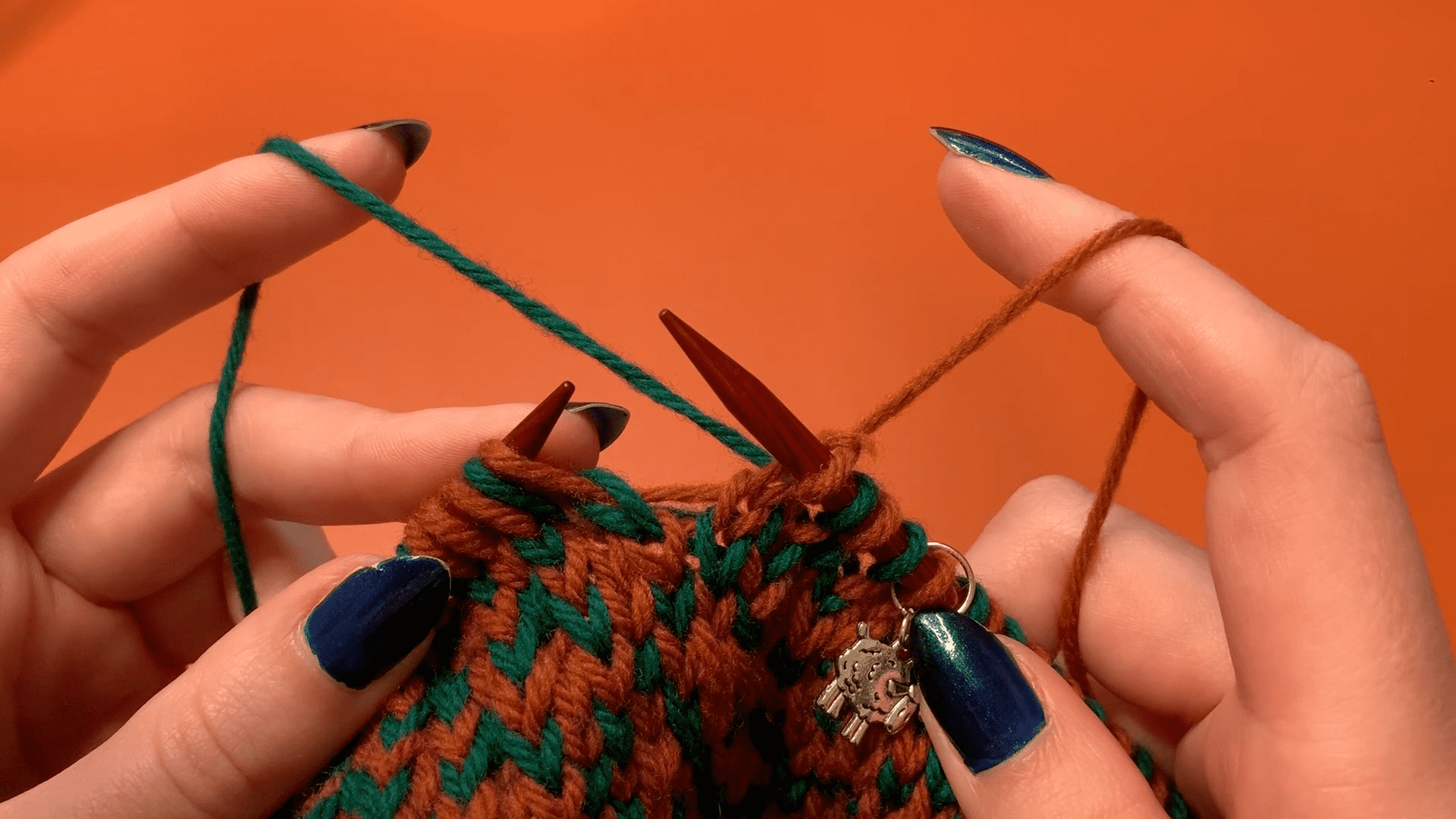 In this photo, the green yarn is held in the left hand and is therefore dominant.